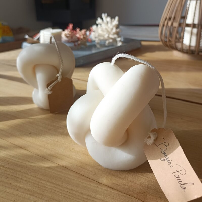 Bougie décorative l'entremetteuse, il s'agit d'une bougie en forme de noeuds entrelacés.
