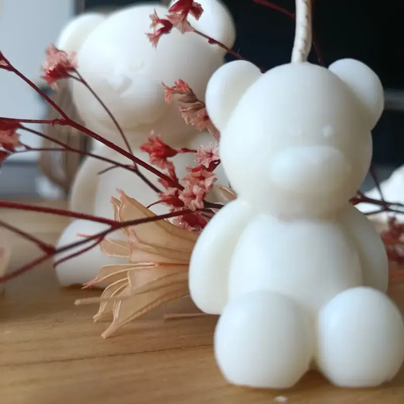 Bougie représentant une maman ours avec en arrière plan une bougie de papa ours.