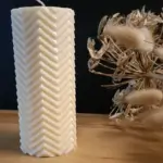 Bougie cylindrique avec des formes zébrées.