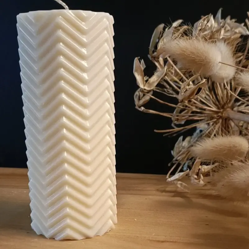 Bougie cylindrique avec des formes zébrées.