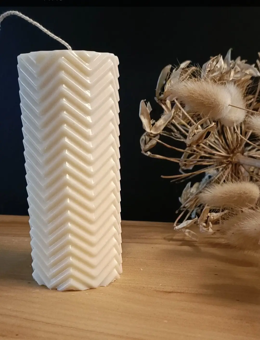 Bougie cylindrique avec des formes zébrées.