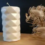 Bougie cylindrique avec des formes de losanges.