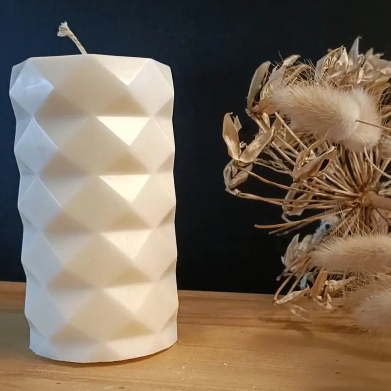 Bougie cylindrique avec des formes de losanges.