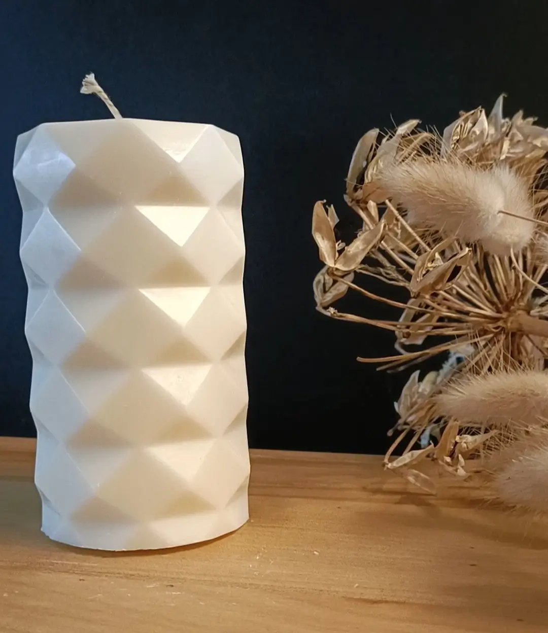 Bougie cylindrique avec des formes de losanges.