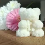 Bougie représentant un ourson avec un noeud autour du cou.