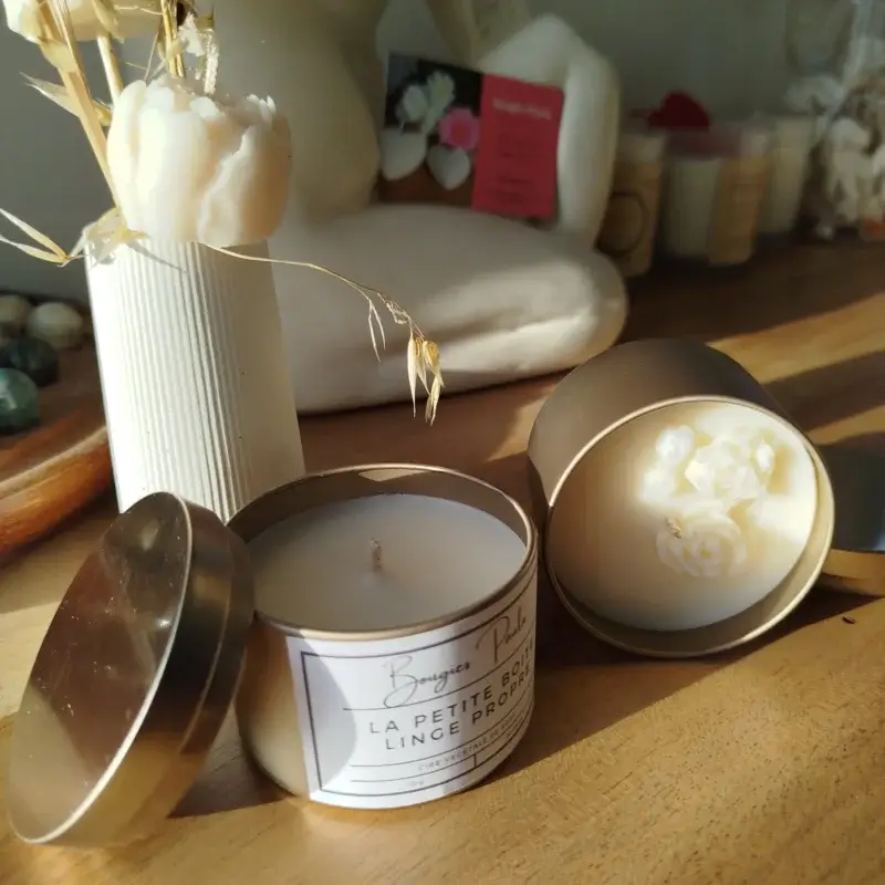 Bougie parfumée dans une petite boite en fer dorée.