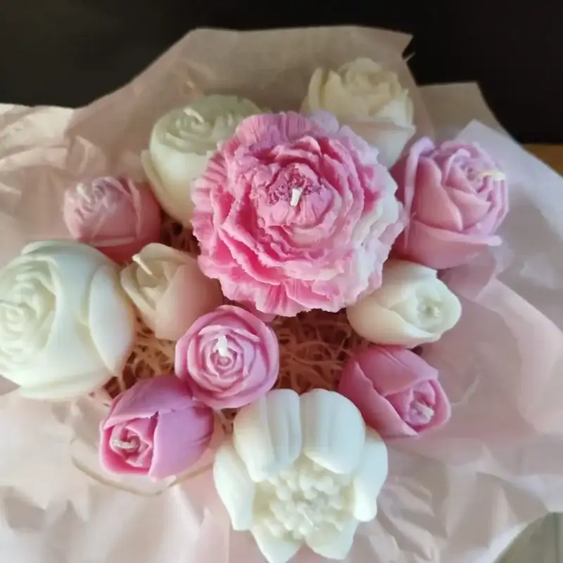 Bouquet de fleurs en bougies de couleurs pastels rose et blanc.