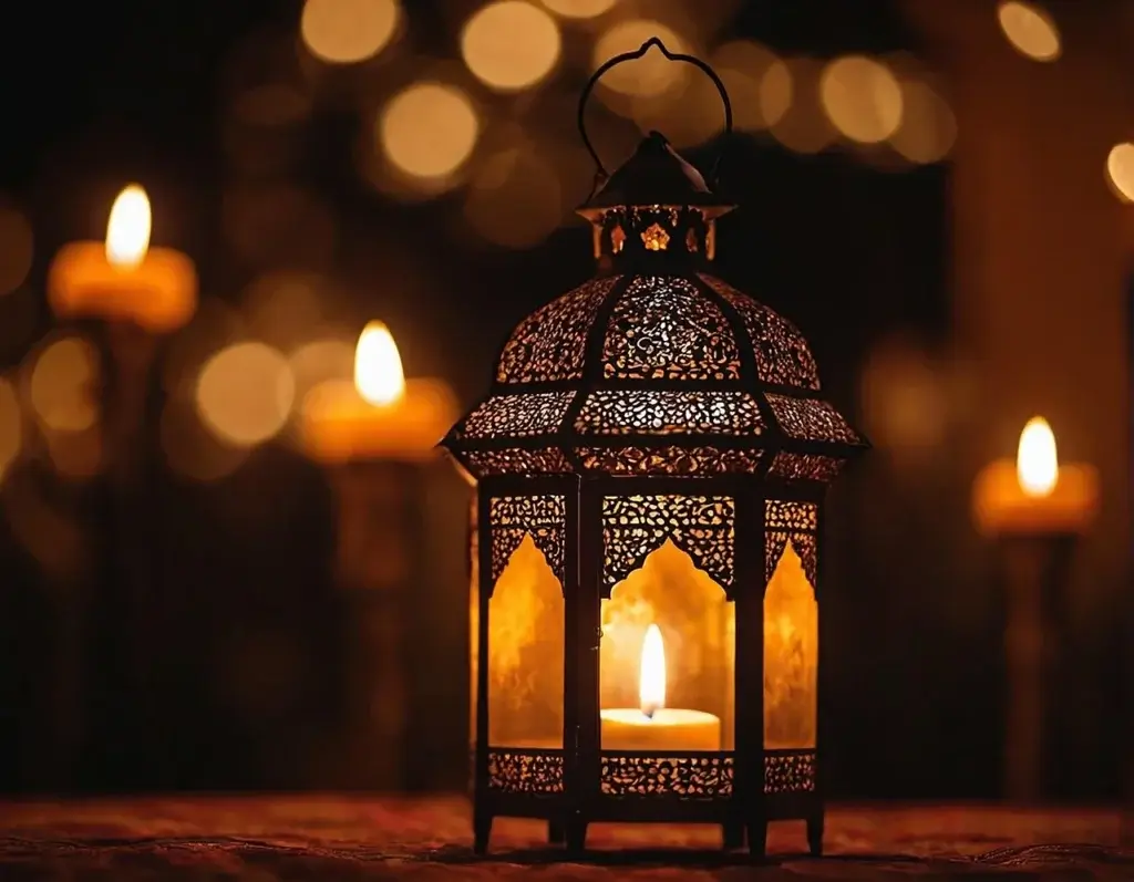 Bougie à l'intérieur d'une lanterne en fer style marocain.