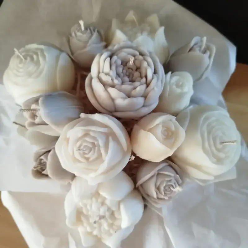 Bouquet de fleurs en bougies disposé dans une boite en carton.