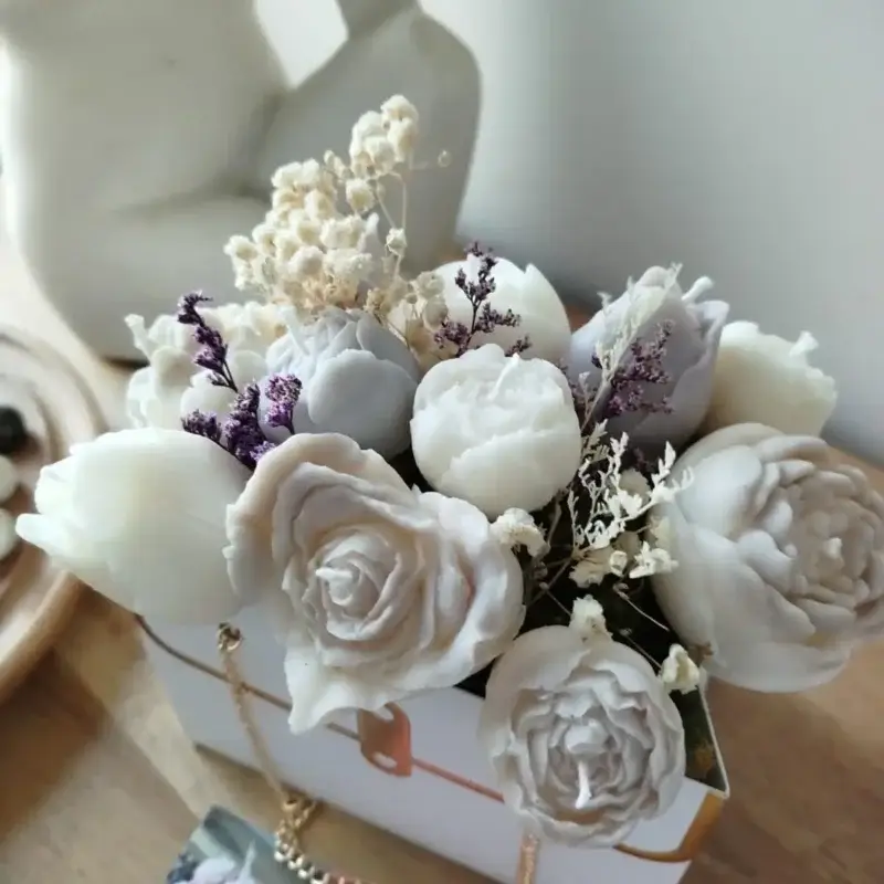 Sac de bougies en fleurs dans les tons naturels.
