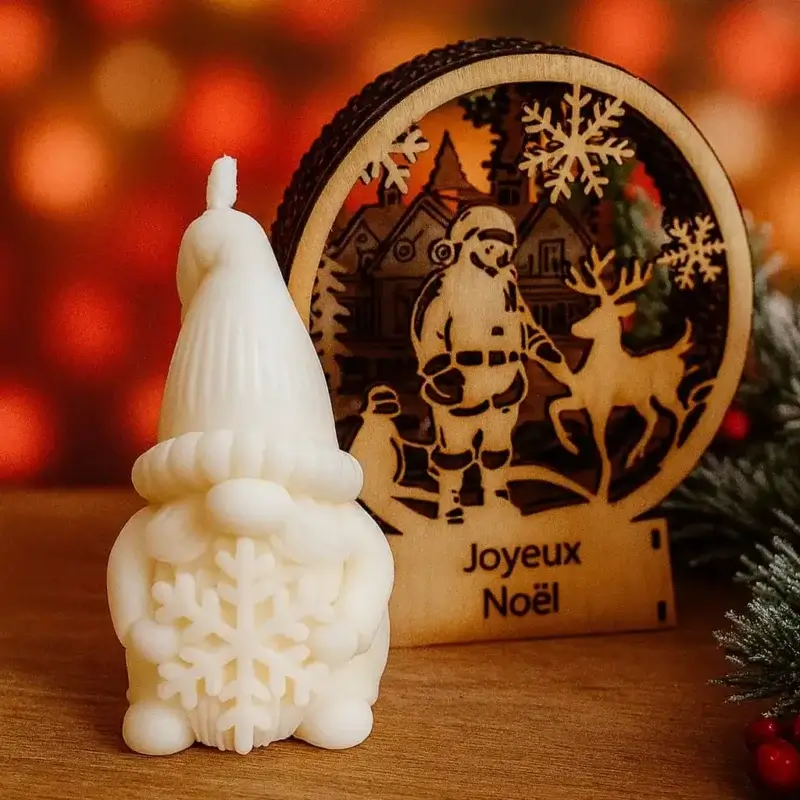 Bougi en forme de lutin sur un fond de décor de Noël.