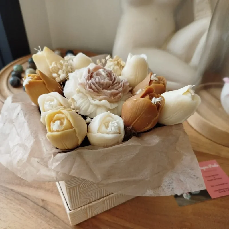Bouquet de bougies moutarde et beige naturel.