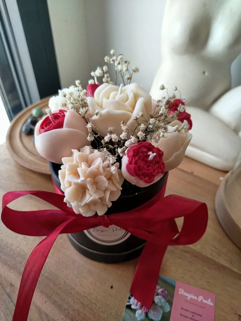 Bouquets de bougies fleurs artisanales de couleurs rouge et blanc dans un pot noir.