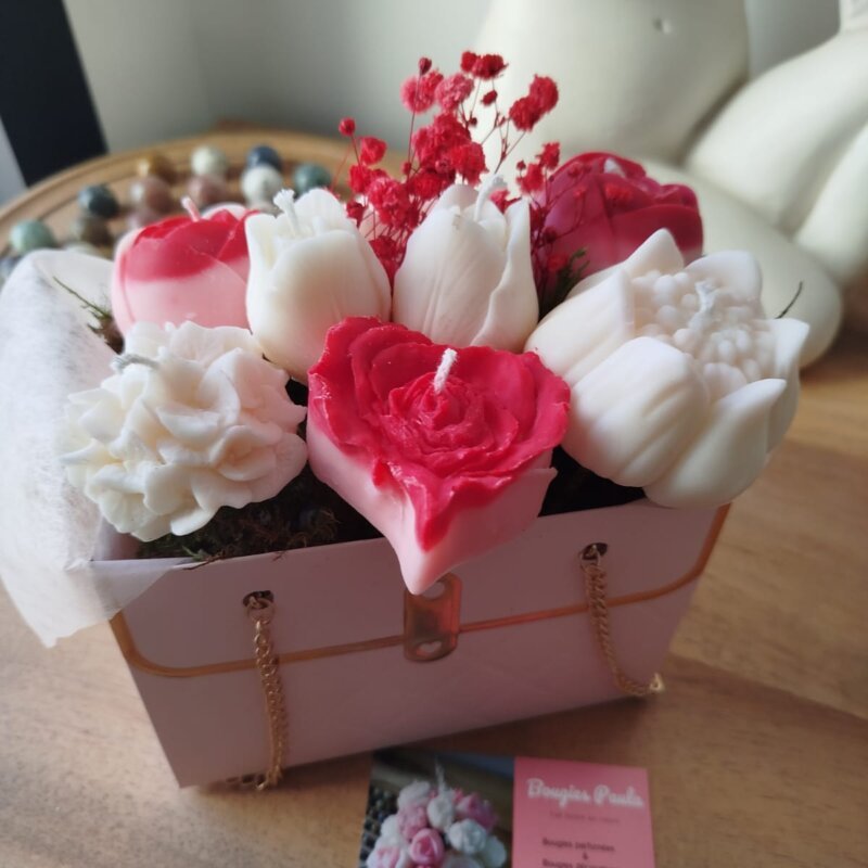 Bouquet de bougies girl power dans les tons rosés et rouges.