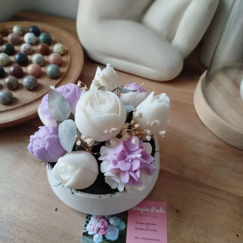 Bouquet en cire de soja, les fleurs sont parmes et blanches.