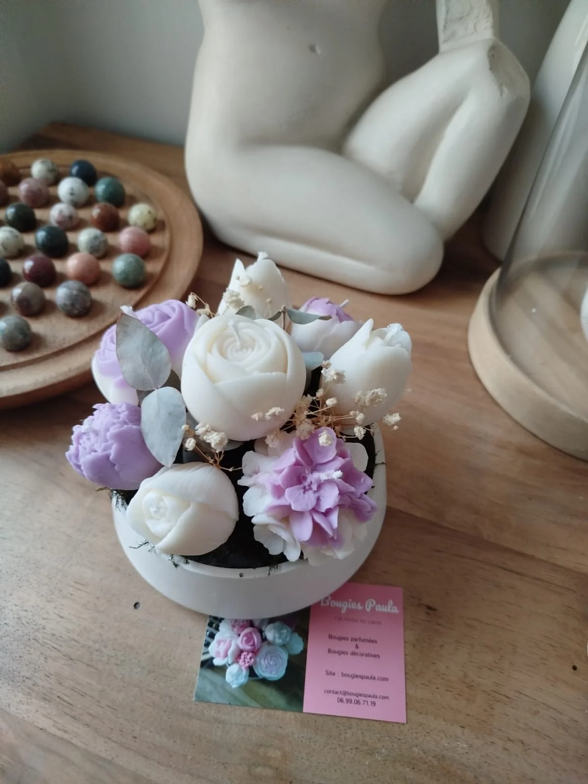 Bouquet en cire de soja, les fleurs sont parmes et blanches.