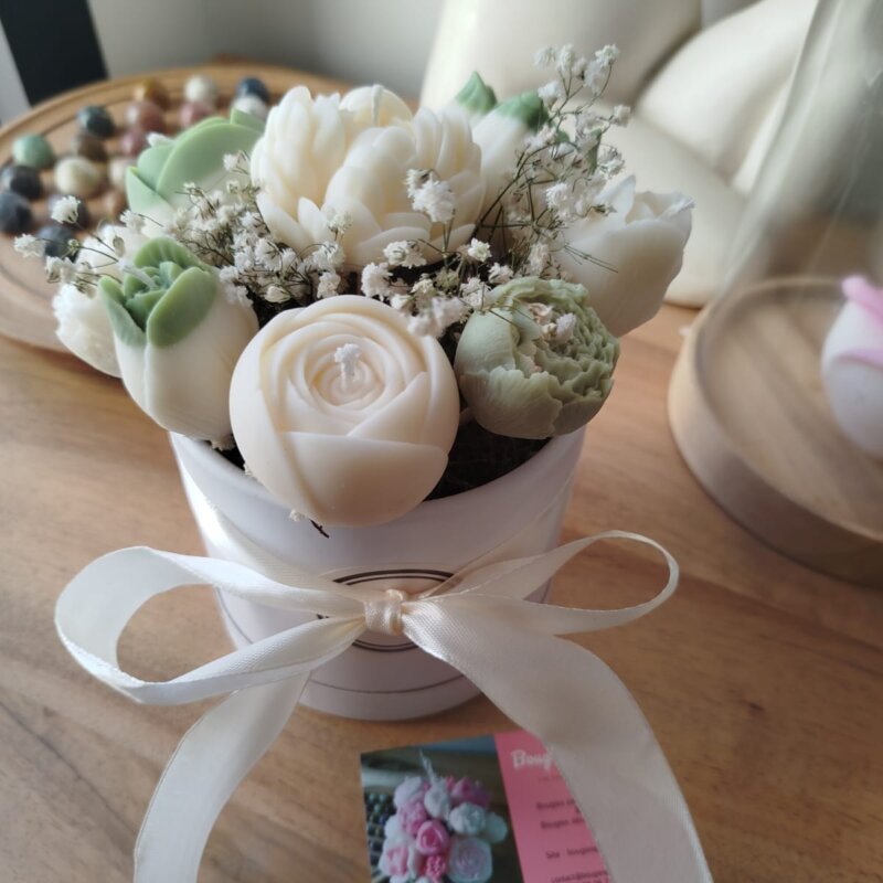 Bouquet rond en bougies de fleurs de couleurs verte et blanche.
