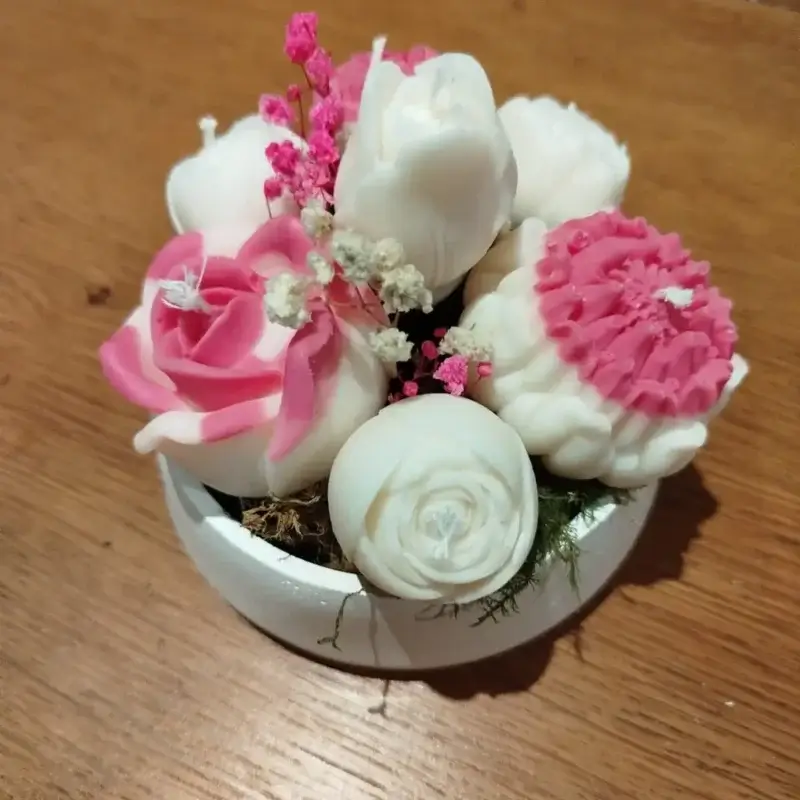 Composition florale en bougies dans les tons fushia.