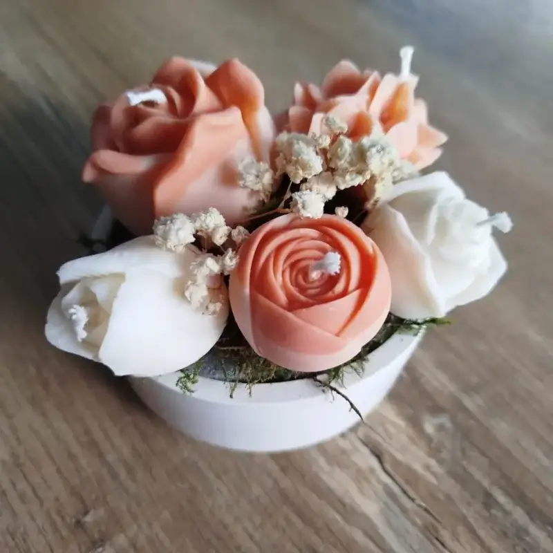 Composition florale en bougies de couleurs orange terracotta.