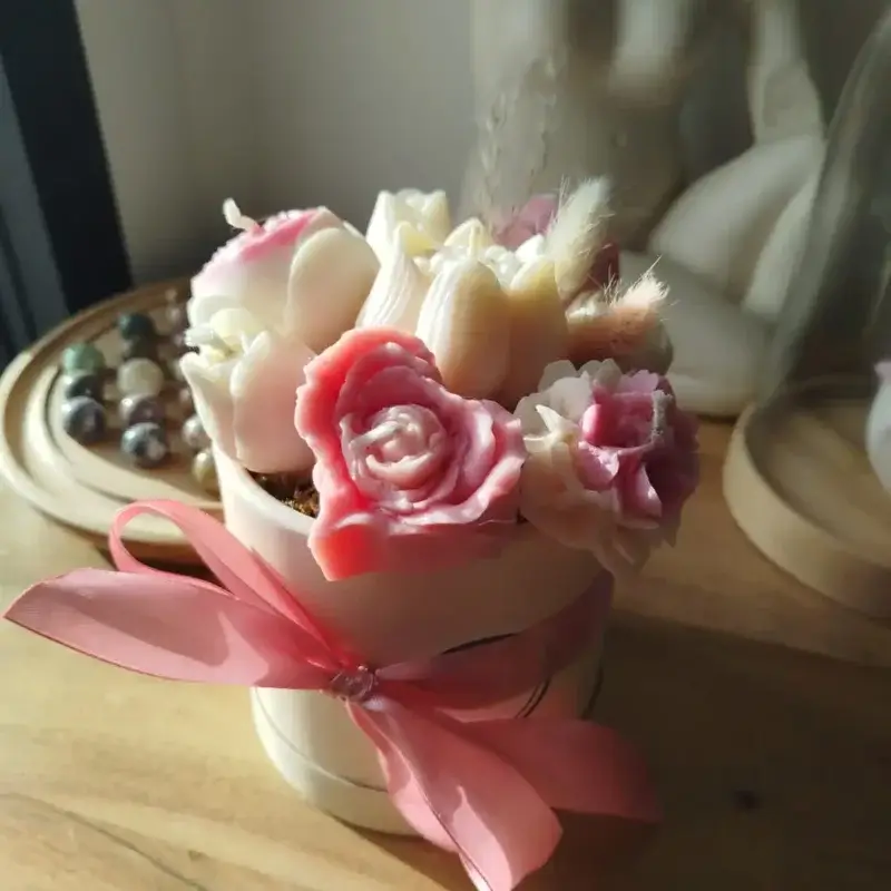 Bouquet de bougies fleurs roses et blanches dans boîte chapeau.