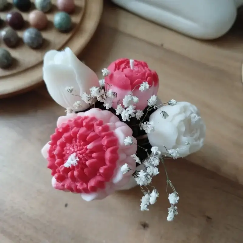 Bouquet de bougies dans les tons roses et rouges.